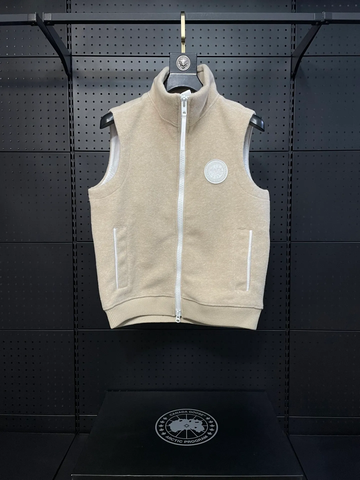 P600 Khaki CANADA GOOSE/Canada Goose Autumn and winter couple's fleece vest jacket 🔘Color: Black Gray Khaki Highest version Original fabric High version High quality) ⚠All details Fabric accessories craftsmanship (all 1:1 verified) (The owner is a "detail monster" so the goods he makes also pay attention to details) 1⃣ Distinguish the wrong version of the market goods: all go single line ❌ Our genuine 1:1 special machine presses the line (high requirements for machine workers) 2⃣ Differentiates the market from drawings and making goods. Fabric color difference is too big. You get what you pay for, not fast food. 3⃣ Differentiates the market from low-end versions to receive labels, hang tags, and wash labels. All our accessories are custom-made (approved level) 4⃣ Differentiates the market from the detail-free workmanship❌ Our workmanship: neckline, shoulder line, armholes, cuffs, hem (In order to increase the cost, we must also restore the original product: yoke taping, double needle threading🔍) Size: S-XXL